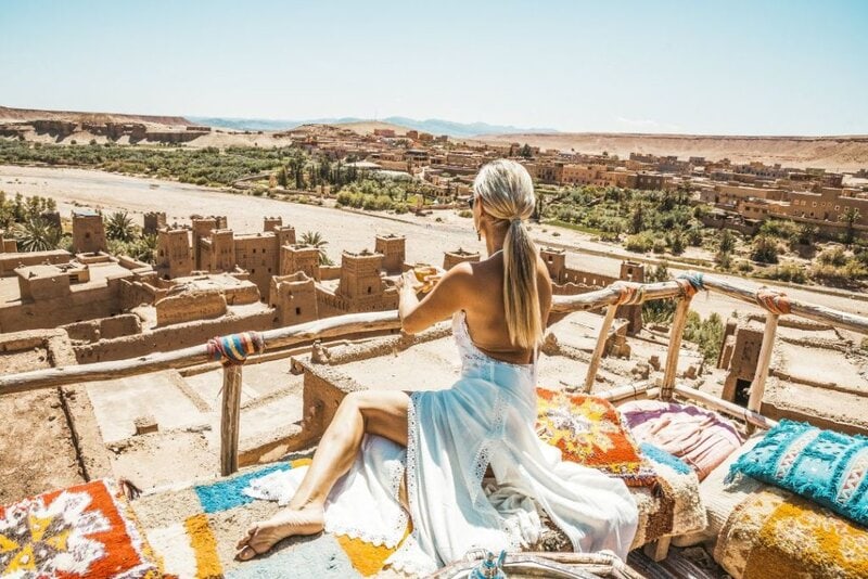 women in Ait ben-Haddou-kasbah
