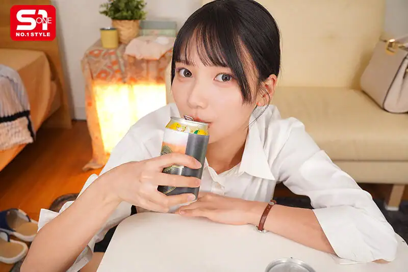 【VR】終電逃して後輩宅に泊めてもらうことに…スーツだと真面目で大人っぽいのに部屋着だと無防備で幼くて酔うと無邪気にあざとくエロがってきて朝日が昇るまでずーっと痴女られた背徳すぎる一夜 榊原萌アダルトVRパケ写2
