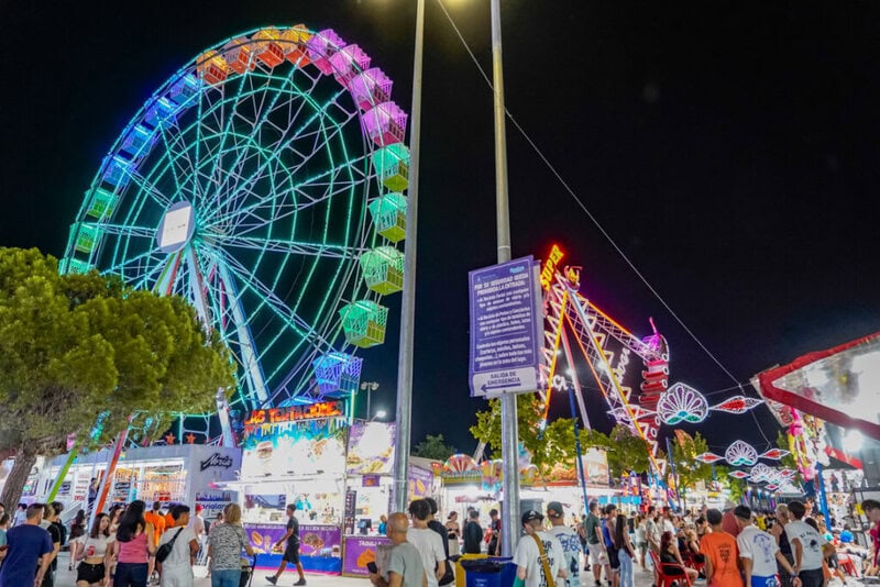 Recinto ferial de Torrejon con atracciones y familias disfrutando