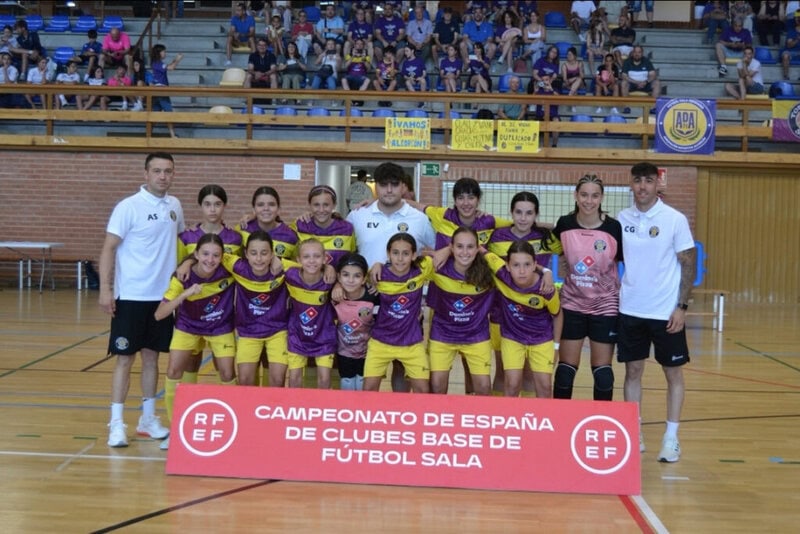 Jugadoras alevines del Torrejón Sala celebrando título en Torrejón de Ardoz