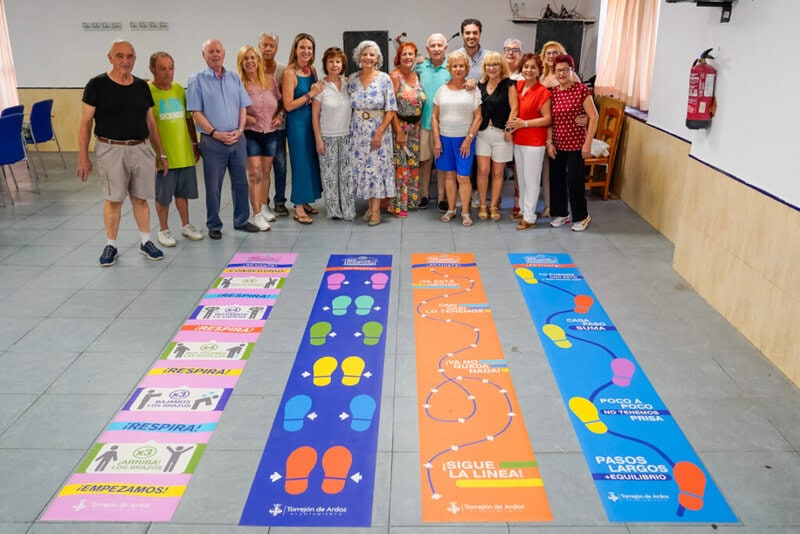 Interior del centro de mayores Madrid con actividades y usuarios