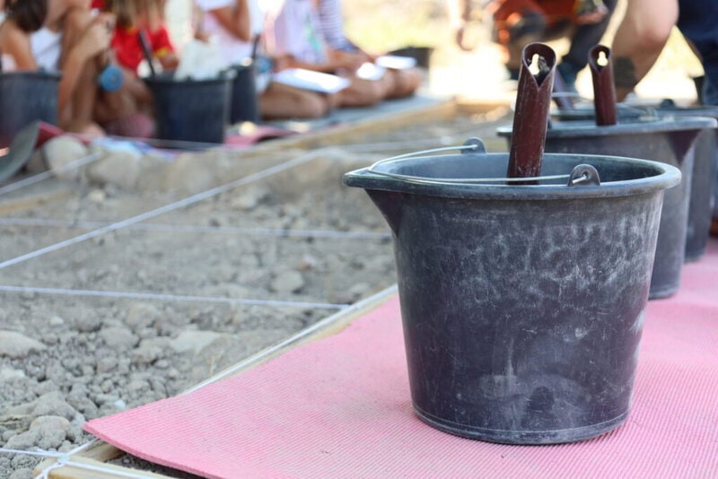 Niños excavando en actividades arqueológicas en Alcalá de Henares