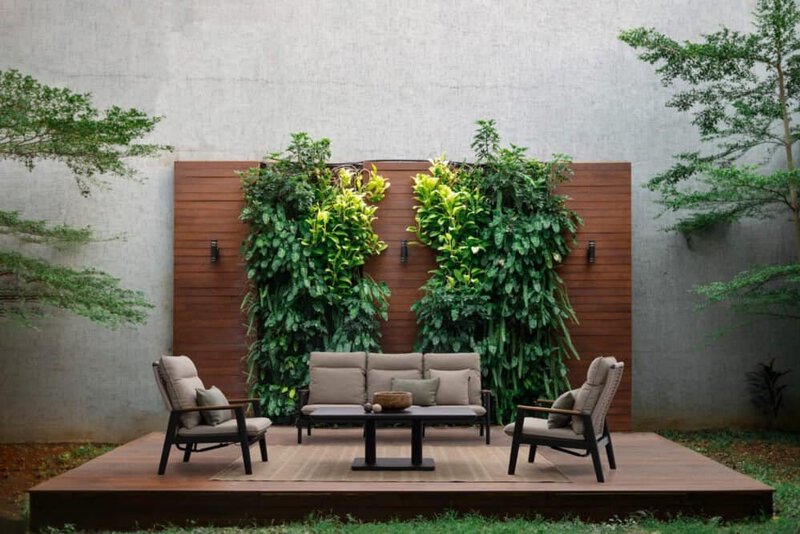 Motivo di arredamento elegante con panchine e tavolini in spazi esterni.