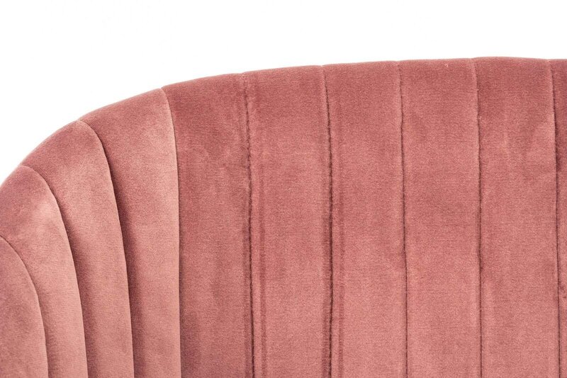 Immagine di una seduta rosa con schienale imbottito e dettagli eleganti, perfetta per arredare con stile vintage e moderno.