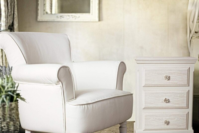 Foto di un sofà bianco in seta o tessuto elegante in un ambiente raffinato.
