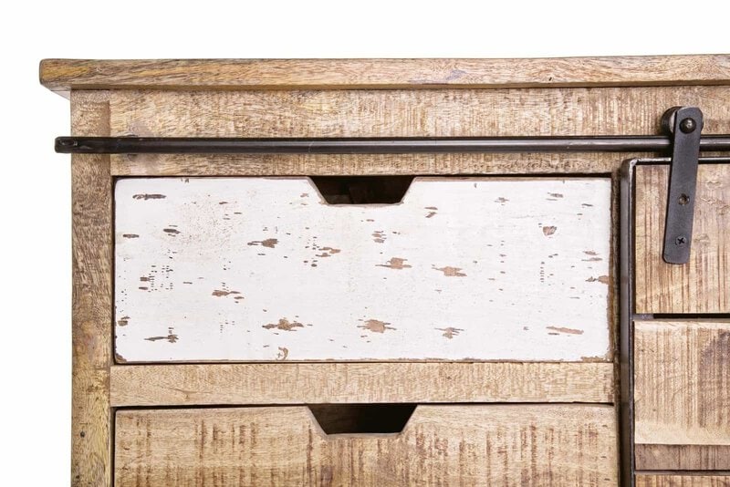 Mobili in legno naturale con stile rustico e dettagli shabby chic, perfetti per arredi di charme.