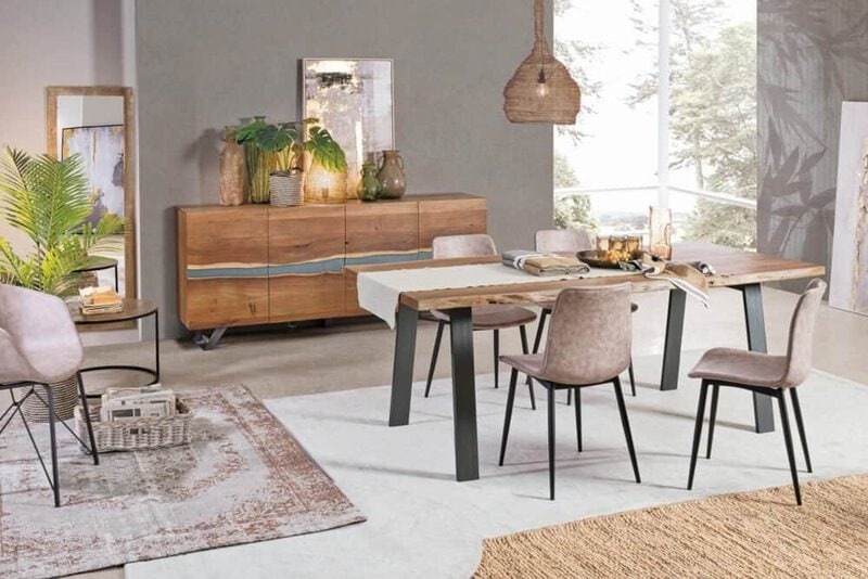 ALT: Tavolo in legno naturale con gambe nere e stile moderno, ideale per soggiorno elegante.