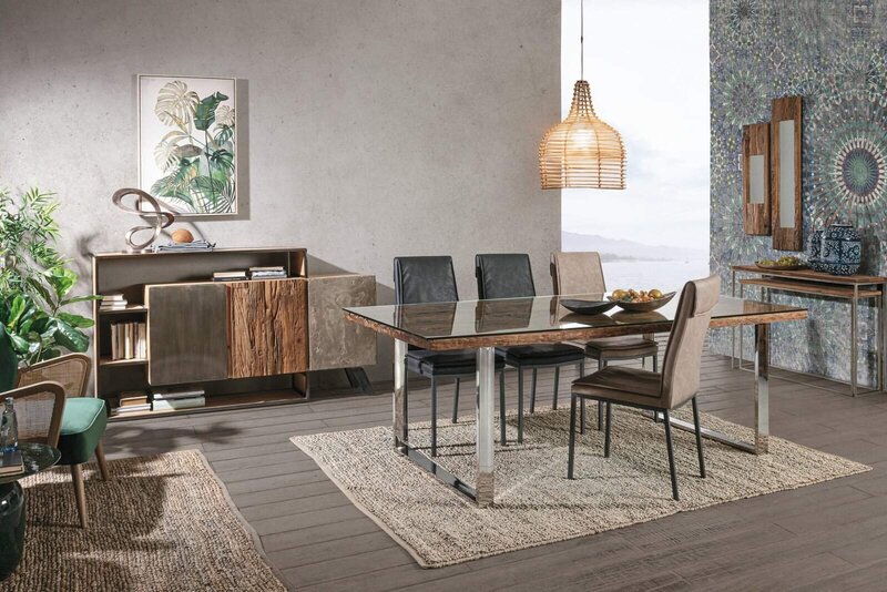 Tavolo in vetro e legno con sedie in stile contemporaneo in una sala da pranzo elegante.
