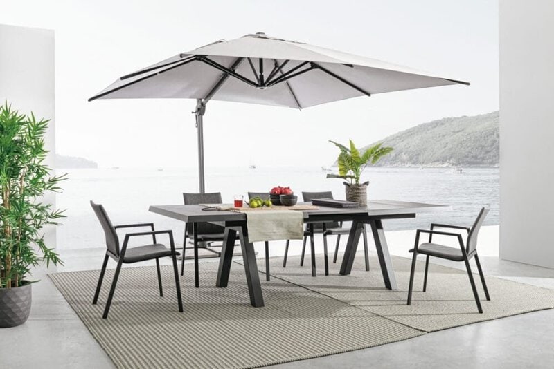 Ombrellone da esterno per giardino o terrazza vista mare, setting elegante e funzionale.