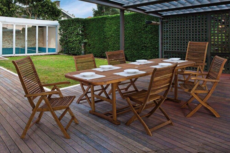 Banco da giardino in legno con tavolo per esterni, ideale per pranzi all'aperto.