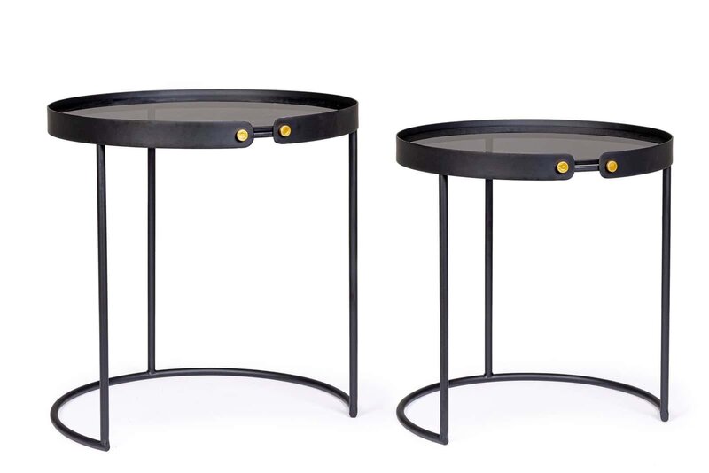Tavolini moderni con struttura in metallo nero, vassoio in vetro resistente, design elegante e funzionale.