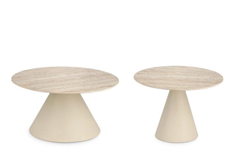 Tavolini moderni con basi coniche e piani in legno naturale, ideali per ambienti eleganti e contemporanei.