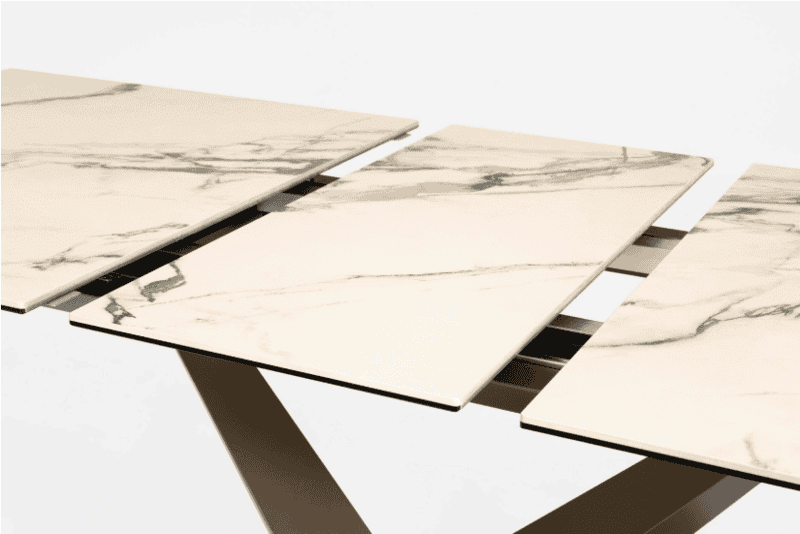 Tavolo moderno in marmo con design elegante e resistente.