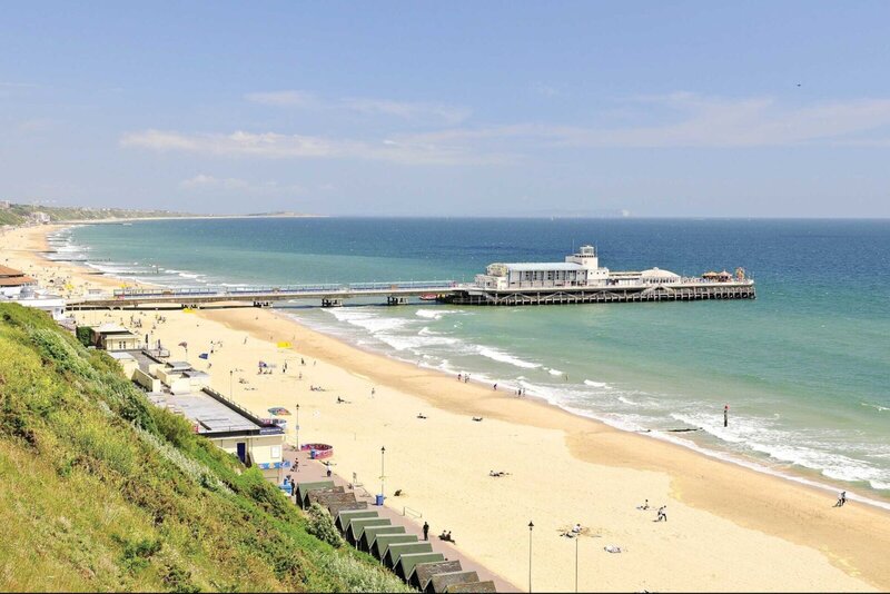 Bournemouth Beach und Pier an einem sonnigen Tag mit goldenem Sand und blauem Meer