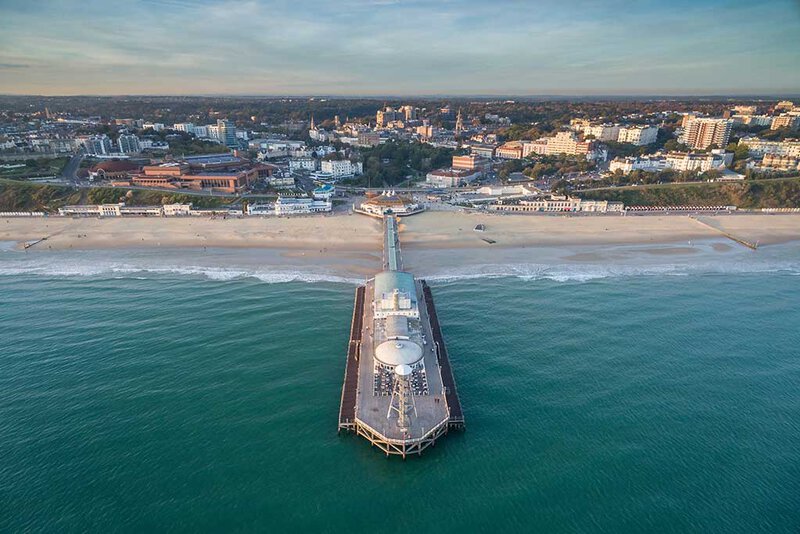 Luftaufnahme des Bournemouth Pier und Strandes an der englischen Südküste
