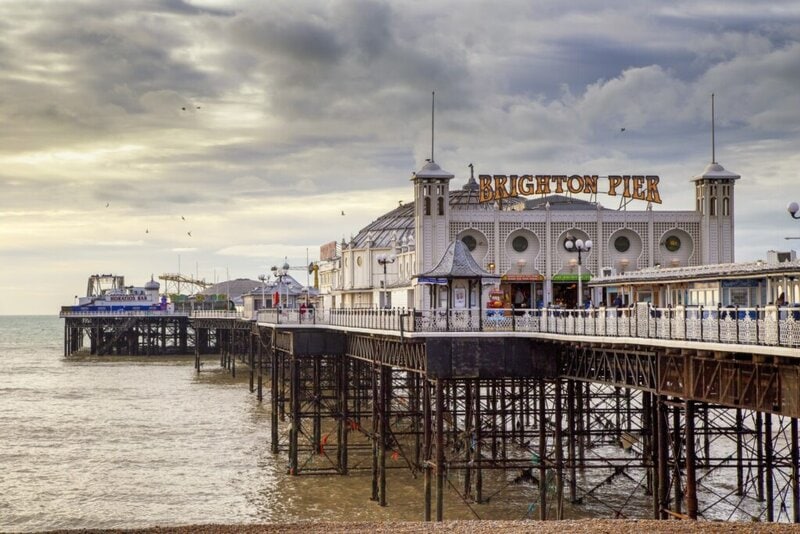 Brighton Pier an der englischen Südküste mit historischer Architektur und Freizeitattraktionen