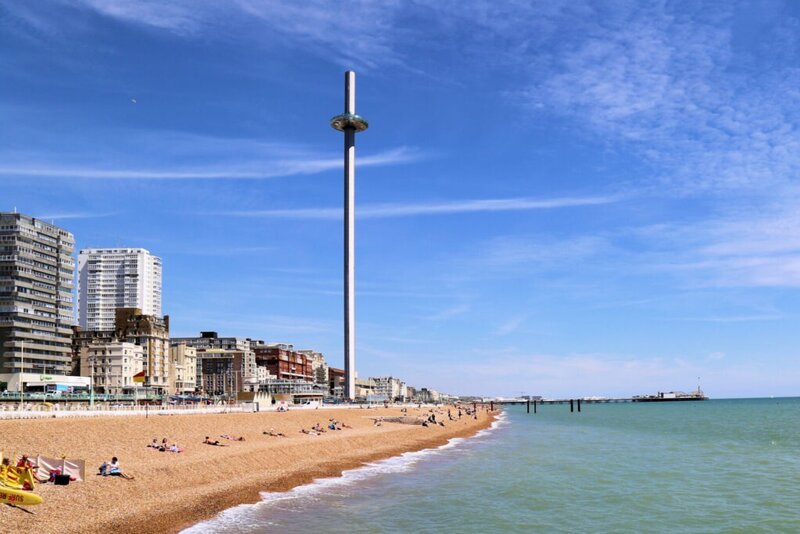 Brighton Beach mit i360 Aussichtsturm und historischem Pier an der englischen Südküste