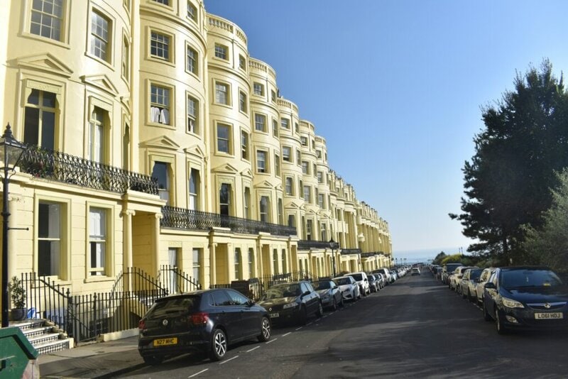 Regency-Architektur in Brighton – Elegante historische Stadthäuser mit Blick auf das Meer