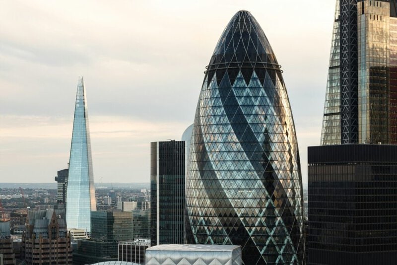 Moderne Skyline von London mit The Gherkin und The Shard im Sonnenlicht.