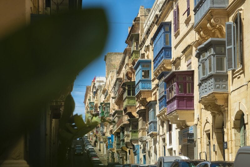 Traditionelle maltesische Holzbalkone in einer engen Straße in Valletta, Malta.