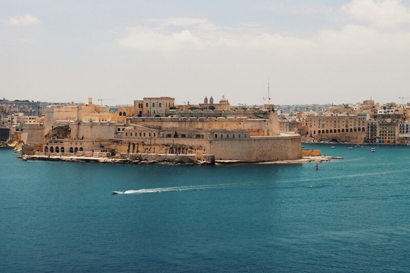 Historische Festung Fort Saint Angelo in Malta, umgeben vom tiefblauen Mittelmeer mit Blick auf Valletta.