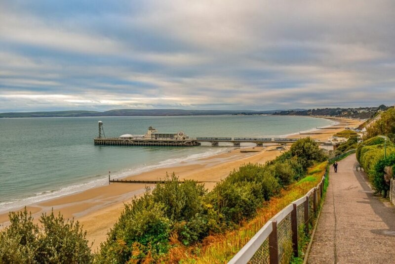 Bournemouth Beach und Pier mit weitem Blick über die Küste