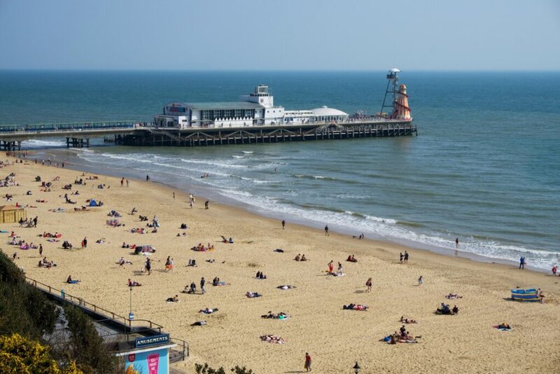 Bournemouth Beach mit Bournemouth Pier an einem sonnigen Tag