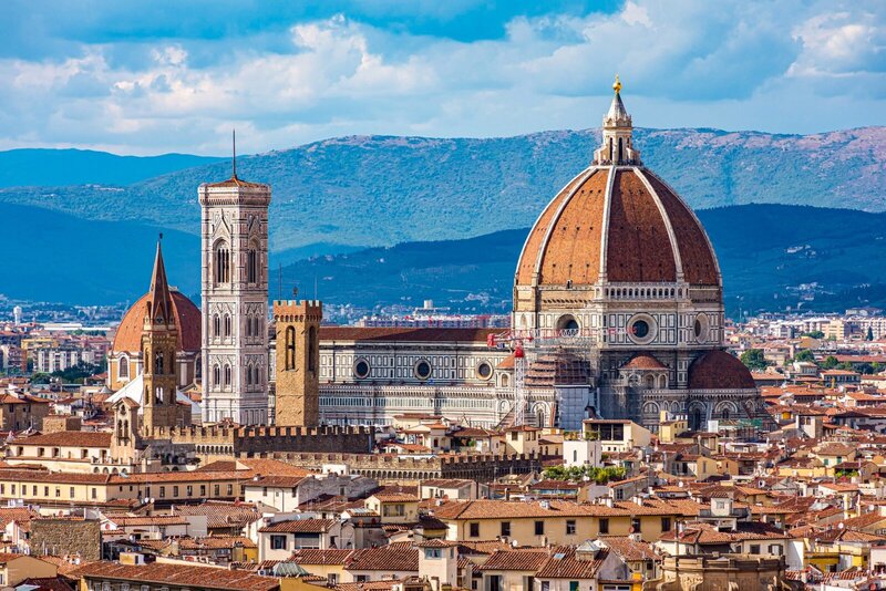 Blick auf den Dom von Florenz, die Kathedrale Santa Maria del Fiore, mit ihrer imposanten Kuppel von Brunelleschi und dem Glockenturm von Giotto.