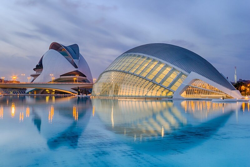 Moderne Architektur der Ciutat de les Arts i les Ciències in Valencia, Spanien, bei Sonnenuntergang mit Spiegelung im Wasser.