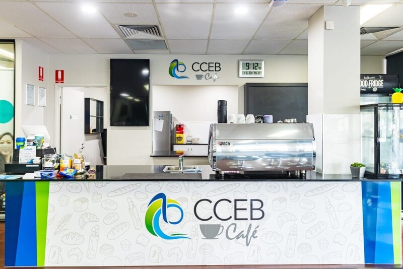 Modernes Café mit stilvollem Tresen, professioneller Kaffeemaschine und einem einladenden Ambiente.