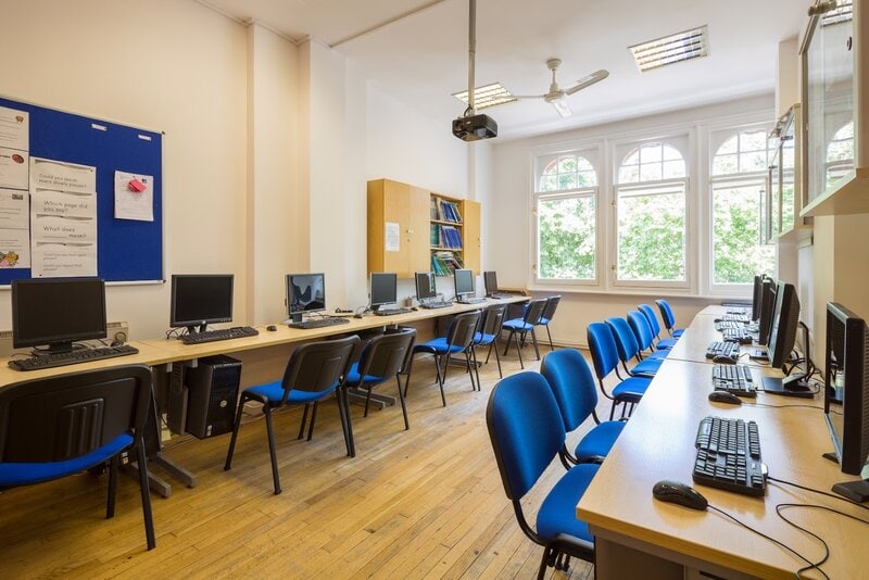 Moderner Computerraum mit mehreren Arbeitsplätzen in einer Sprachschule.