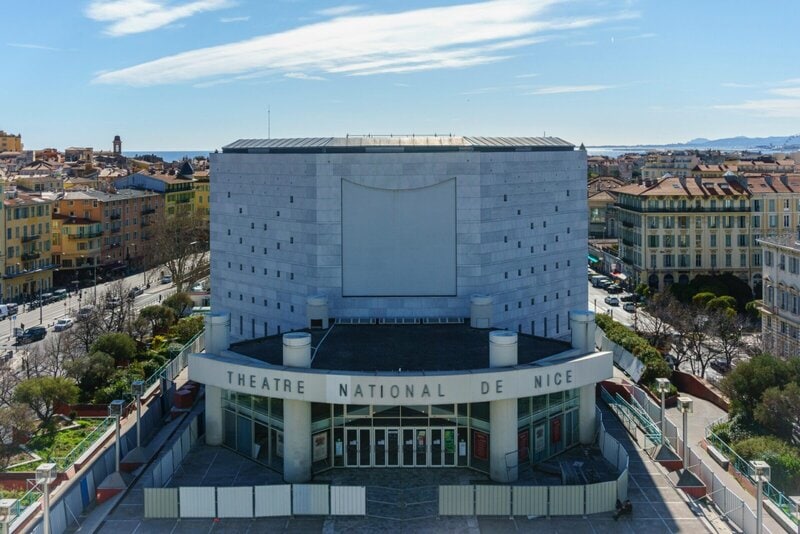 Théâtre National de Nice, modernes Theatergebäude im Zentrum von Nizza mit Blick auf die Stadt und das Mittelmeer.