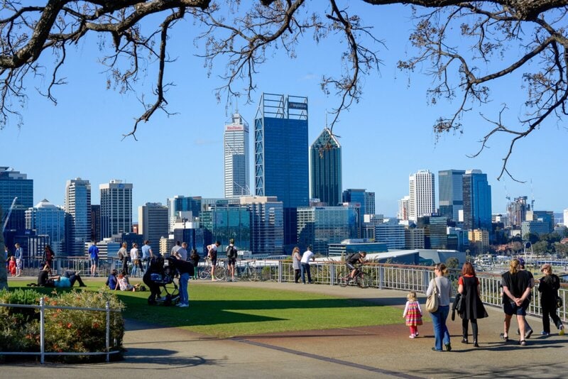 Skyline von Perth, Australien, mit Blick vom Kings Park auf die Stadt und den Swan River.