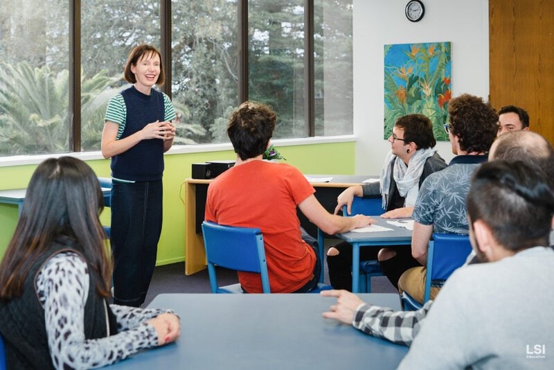Lehrerin unterrichtet eine motivierte Gruppe von Sprachschülern in einem modernen Klassenraum der LSI-Sprachschule.