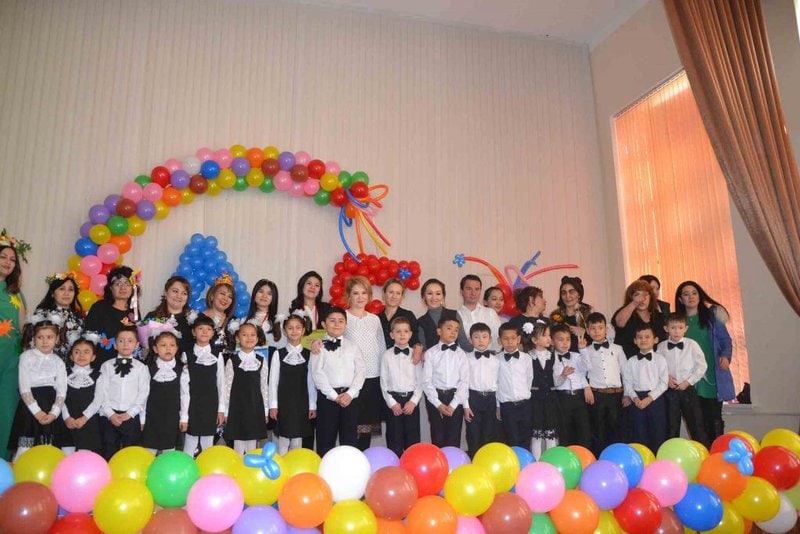 Actuacion de niños final de curso, colegio con alumnos sordos