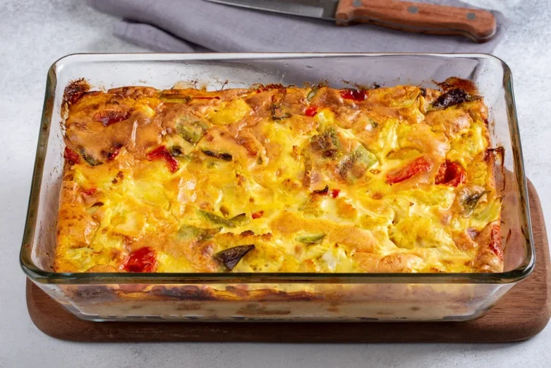 Omelete de forno com legumes e frango servido em travessa