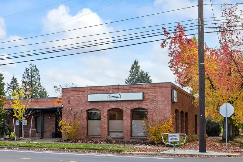 Exterior shot of Summit Oral Surgery in Portland, Dr. Charugundla's practice.