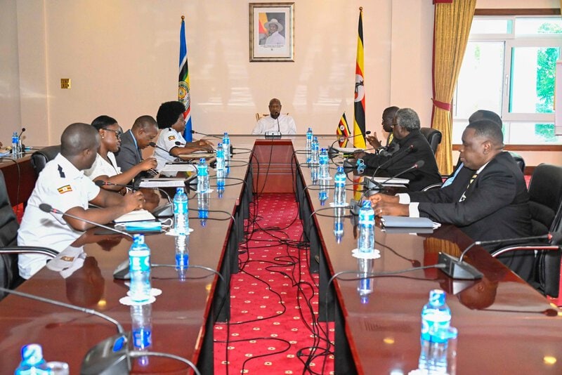 President Museveni Meets Kiira Motors Team Gives The Green Light To Explore Regional Markets For Kayoola Buses Made In Uganda GRlLkjCXsAAsfYc