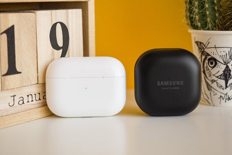 Разница между Galaxy Buds Pro и AirPods Pro 2 Футляр AirPods Pro и Galaxy Buds Pro
