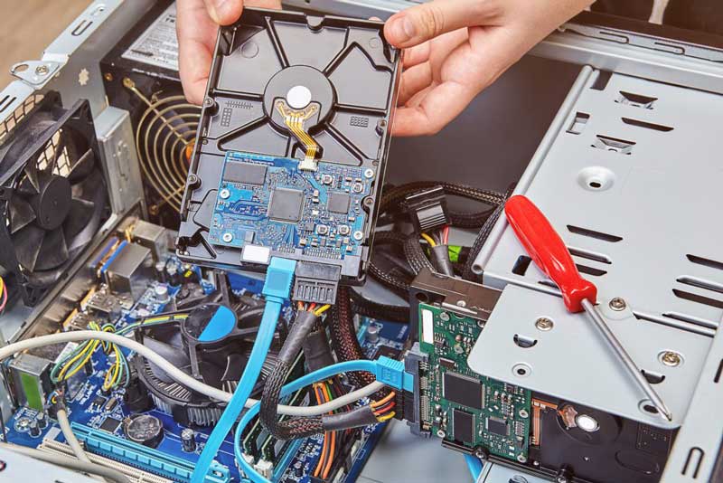 Mac или ПК с Windows: какая Операционная Система Лучше? 9 Подключение жесткого диска к материнской плате в системном блоке компьютера
