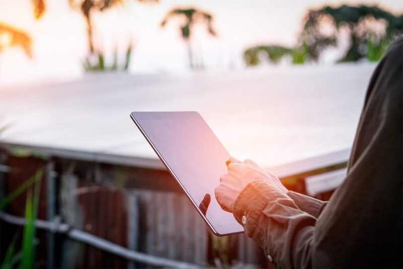 Darstellung einer Person, die im Freien auf einem Tablet tippt.