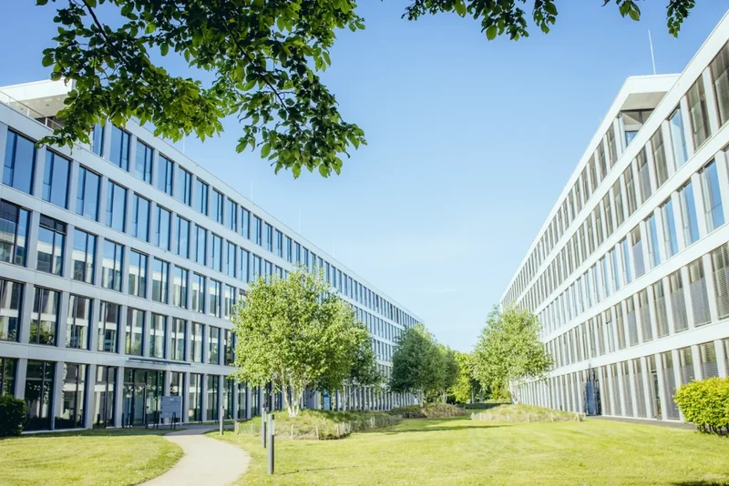 Detailaufnahme des Bürogebäudes am Bonner Bogen an einem sonnigen Tag im Frühling.