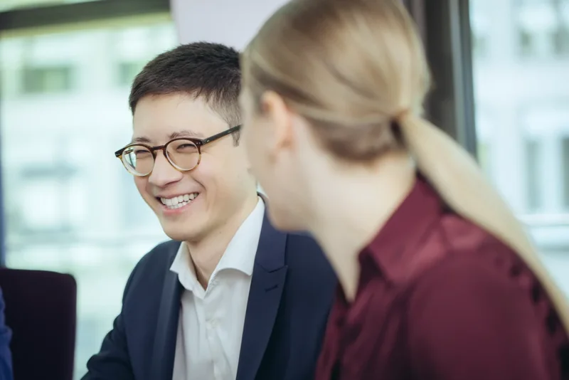 Portraitaufnahme von zwei Mitarbeitern von Neuhaus Consulting im Gespräch