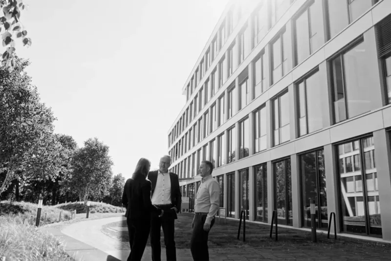 Drei Neuhaus Kollegen im Gepräch am Bürokomplex Bonner Bogen.
