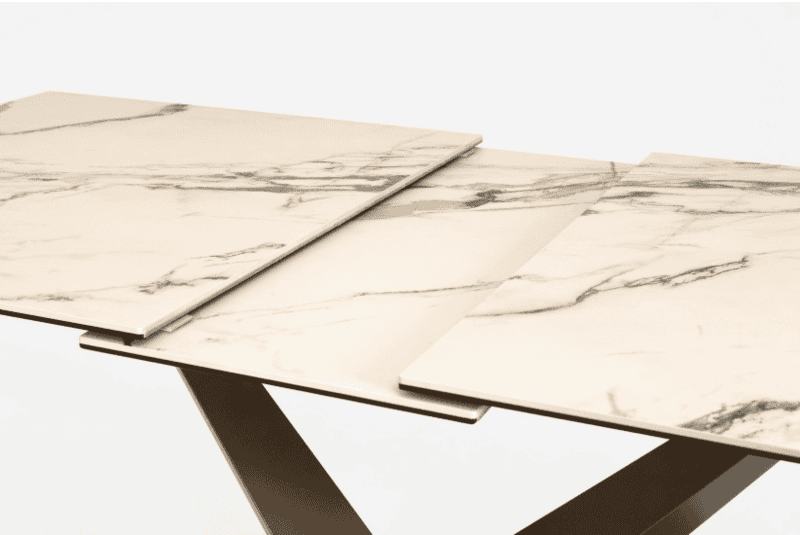 Tavolo in marmo con superficie liscia e venature naturali, design raffinato e di alta qualità.