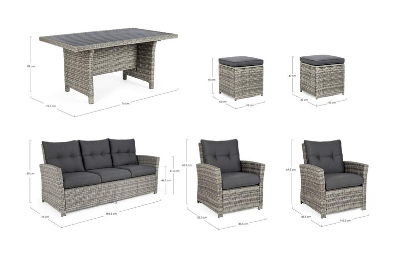 Set salotto in rattan grigio con cuscini neri, perfetto per ambienti esterni e zone relax di stile.
