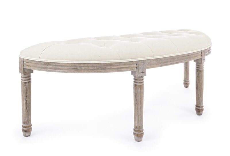 Sgabello con seduta imbottita in tessuto bianco e struttura in legno di bambù rifinito.