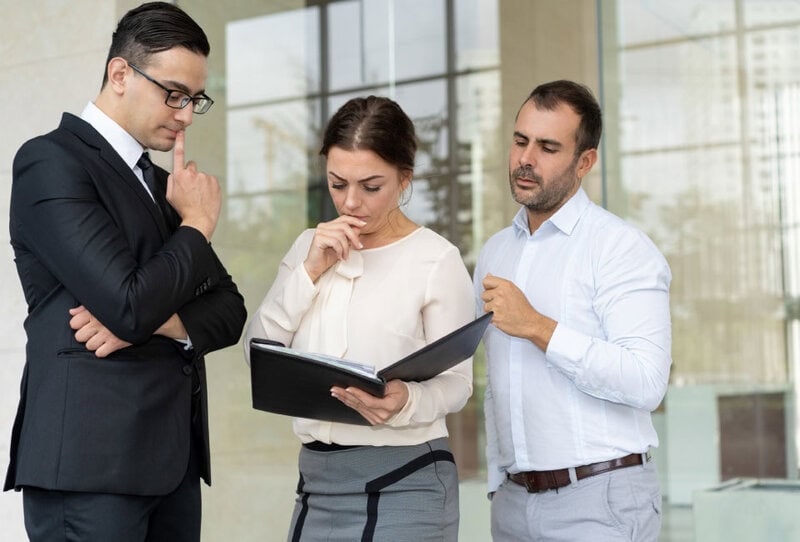 Abogado de Riesgos de Trabajo analizando documentos