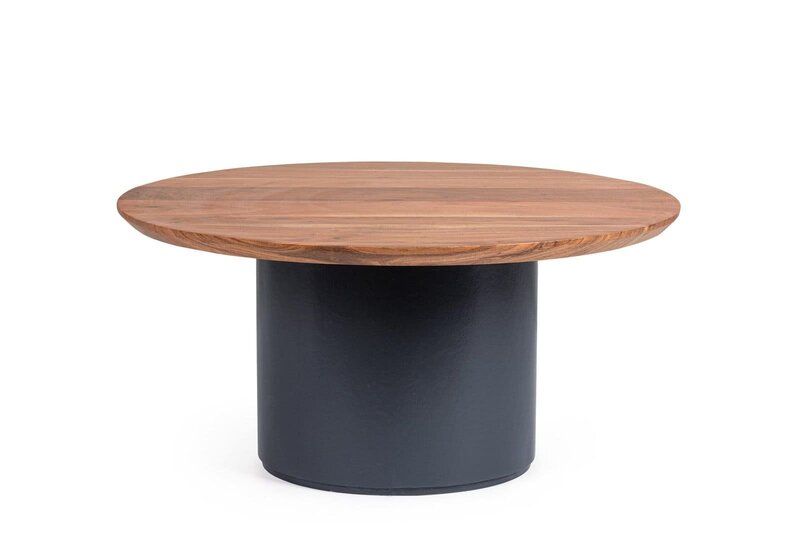 Tavolo design elegante con base nera e piano in legno naturale. Perfetto per soggiorno e zona living.