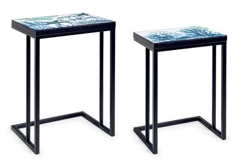 Tavolini moderni con piastrelle decorative blu e bianco.
